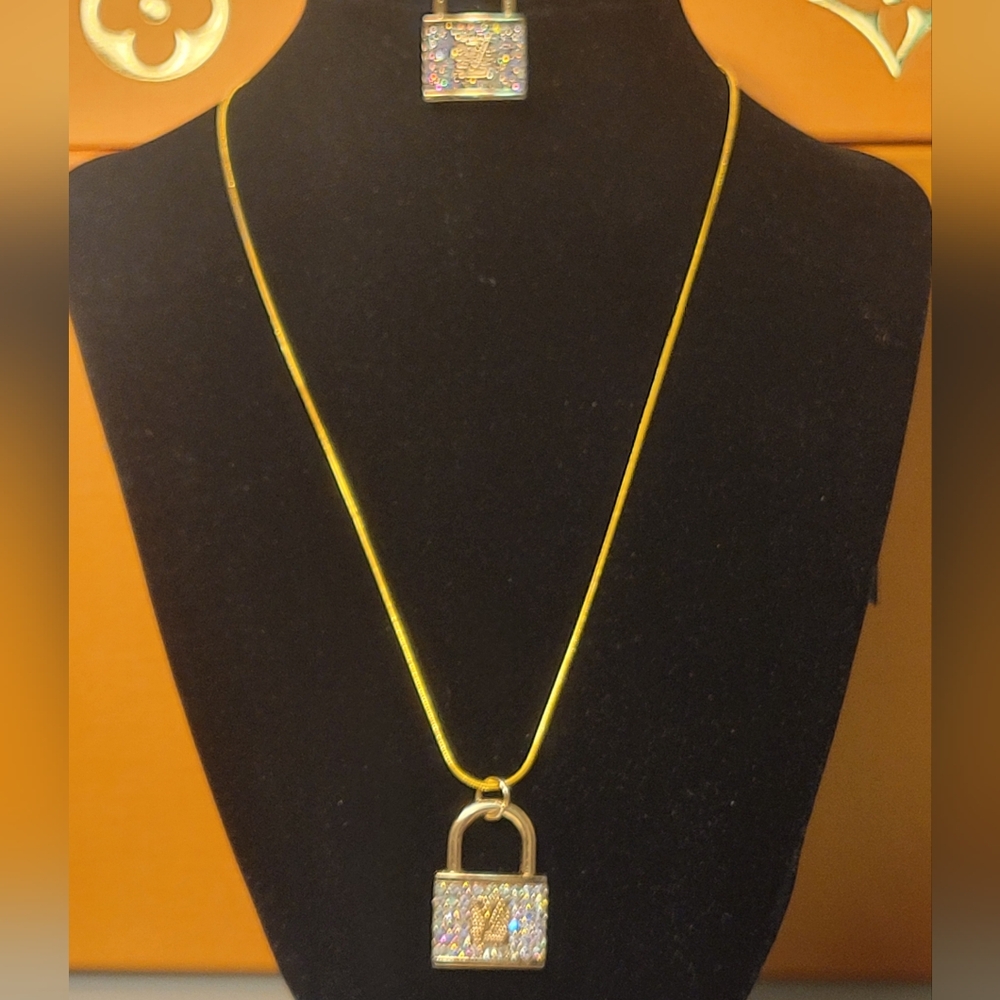 Aurora Borealis LV Crystal Padlock Necklace 18" Gold Plated  Snake Chain NEW - Picture 4 of 5